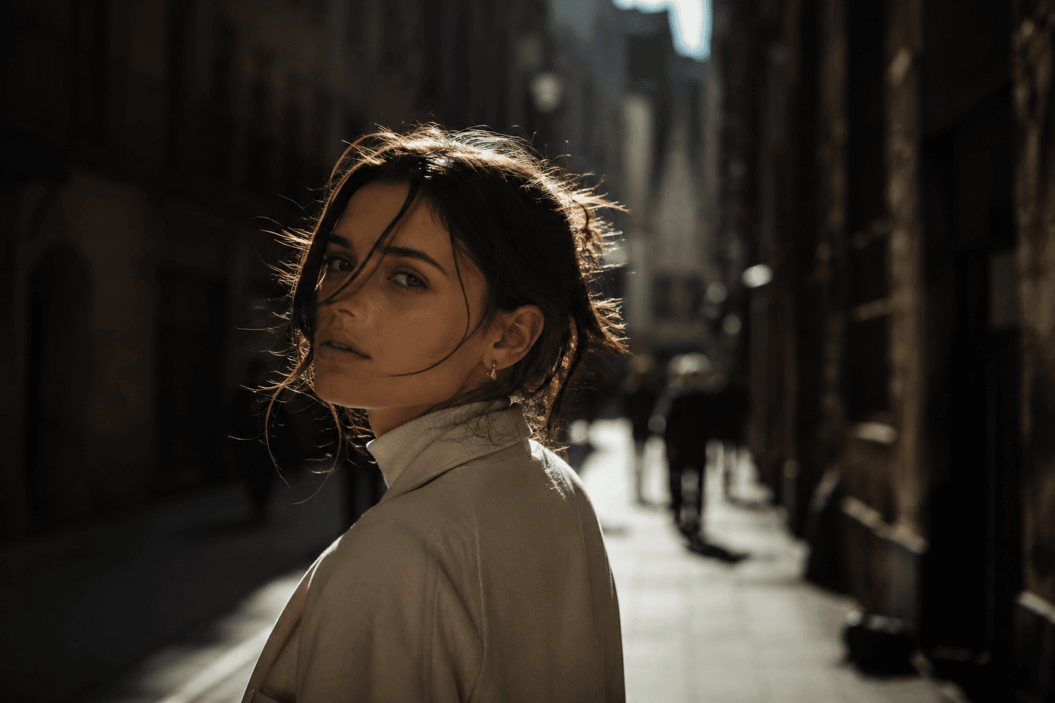 Une scène intime capturée à travers la lumière douce d’un café, où le regard se perd vers l’extérieur. La pluie, les reflets urbains et la chaleur intérieure créent une atmosphère suspendue, entre solitude, contemplation et émotion discrète.